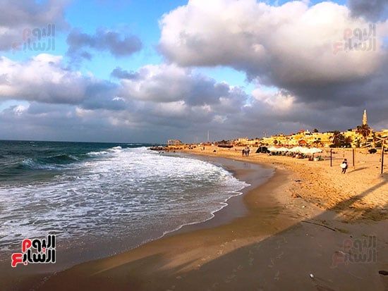 شاطئ العريش ينطق بالجمال ويُلهم العيون ويُحيي الذاكرة.. صور