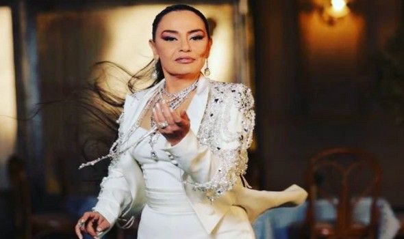 شريهان تدعم أبطال العرض المسرحي "يمين في أول شمال"