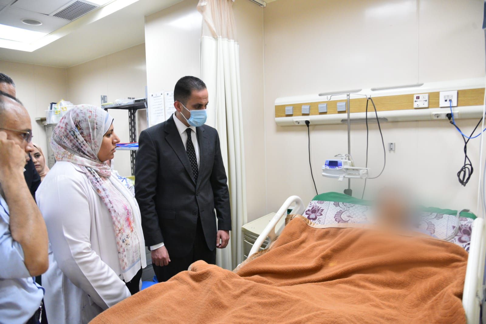 نائب وزير الصحة يتفقد الحالة الصحية لمصابى حادث الدائرى الإقليمى بالمنوفية.. صور
