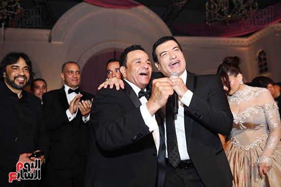 محمد فؤاد يغنى "أنا بين إيديك" لابنته وزوجها فى حفل زفافهما (صور)