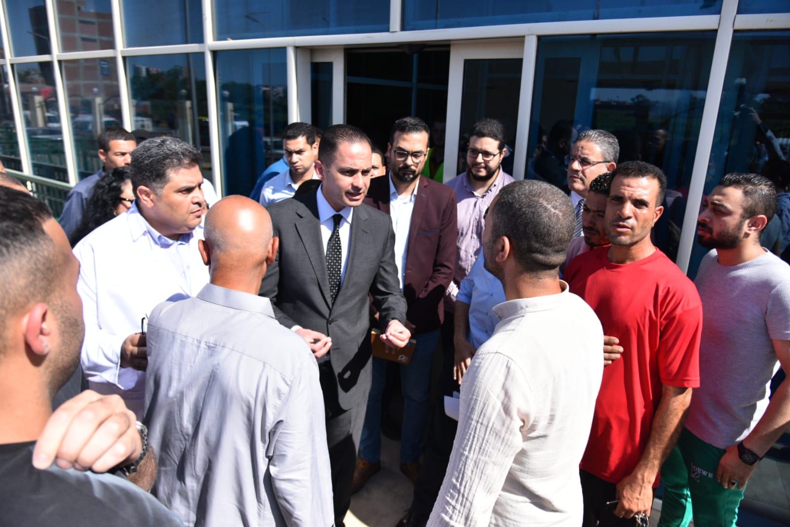 نائب وزير الصحة يتفقد الحالة الصحية لمصابى حادث الدائرى الإقليمى بالمنوفية.. صور