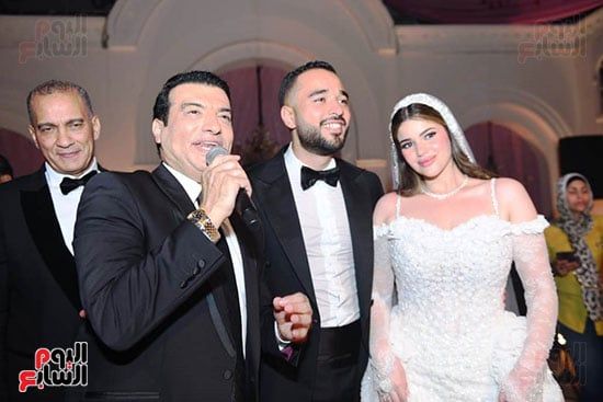 محمد فؤاد يغنى "أنا بين إيديك" لابنته وزوجها فى حفل زفافهما (صور)