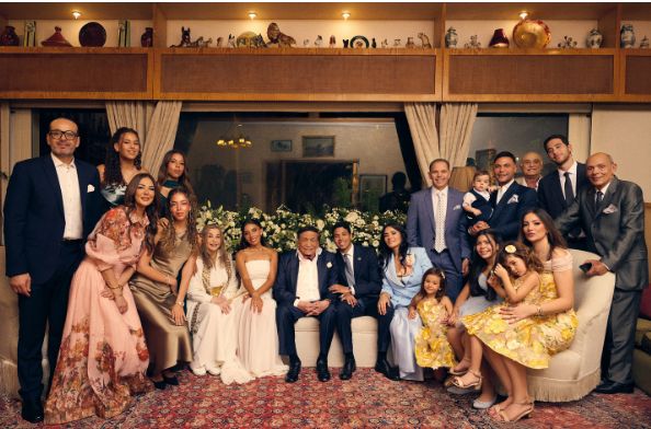 رامى إمام يكشف عن صورة لعادل إمام مع عائلته وأحفاده