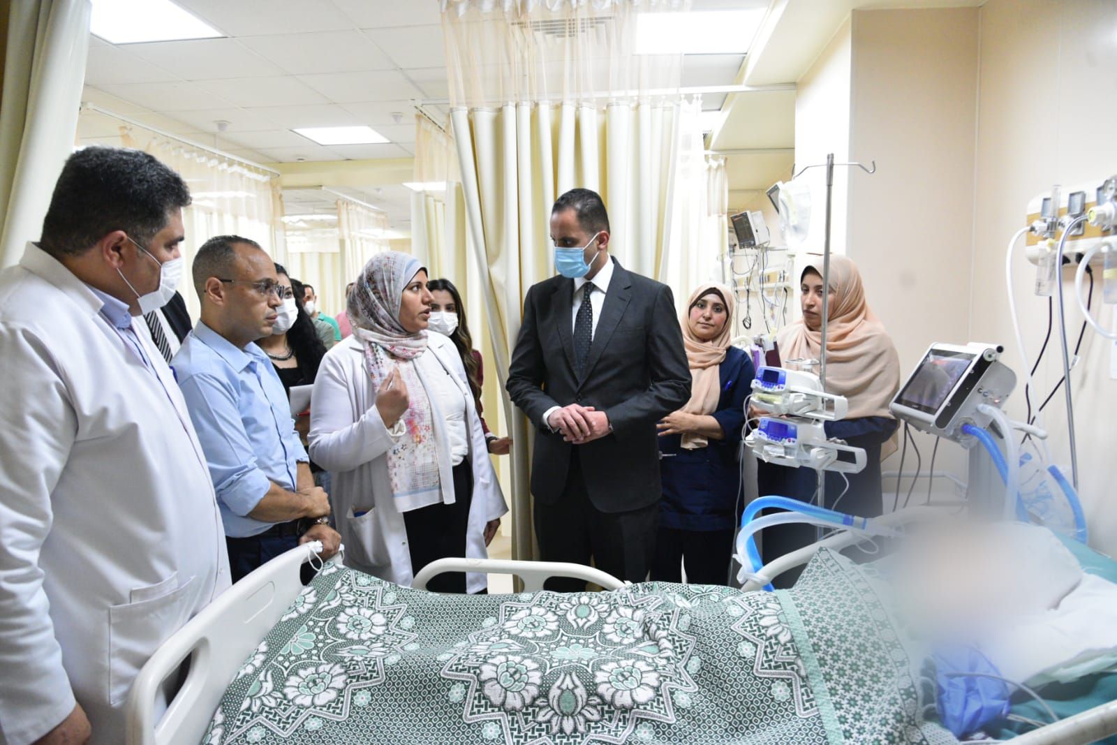 نائب وزير الصحة يتفقد الحالة الصحية لمصابى حادث الدائرى الإقليمى بالمنوفية.. صور