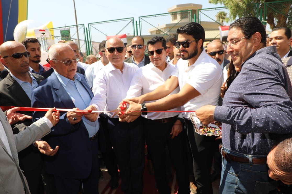 وزير الرياضة ومحافظ القاهرة يفتتحان منشآت رياضية جديدة.. صور