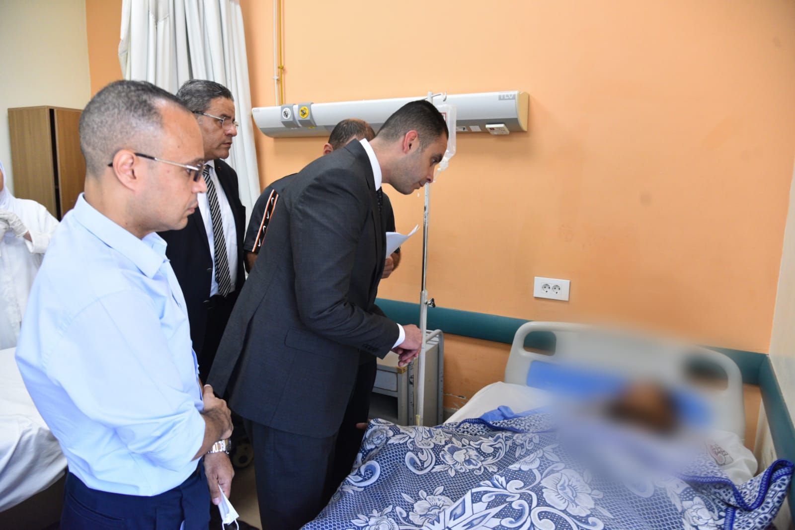 نائب وزير الصحة يتفقد الحالة الصحية لمصابى حادث الدائرى الإقليمى بالمنوفية.. صور