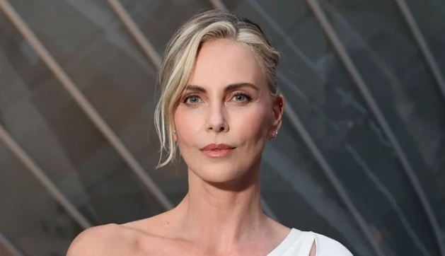 تشارليز ثيرون ترفض الارتباط برجل من الوسط الفني.. وتسخر من تطبيقات المواعدة