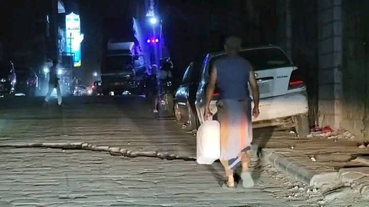 تعز.. أزمة مياه شرب خانقة وسط غياب أي دور للسلطات المحلية