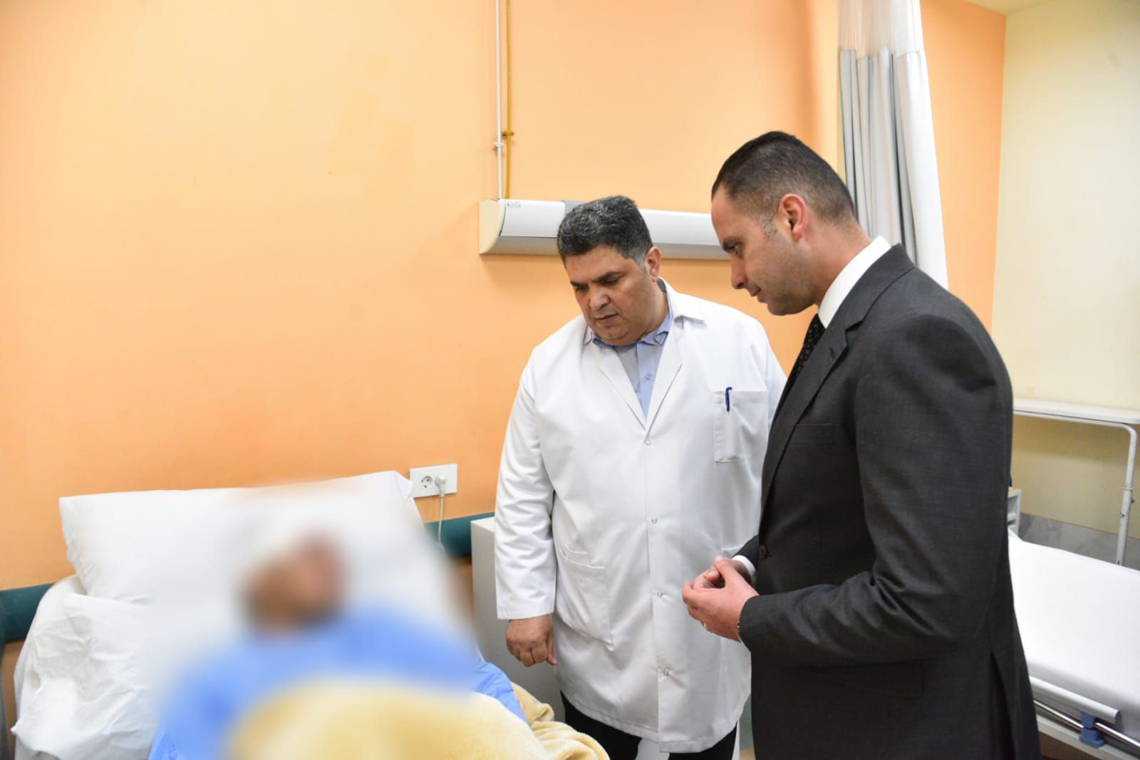 نائب وزير الصحة يتفقد الحالة الصحية لمصابى حادث الدائرى الإقليمى بالمنوفية.. صور