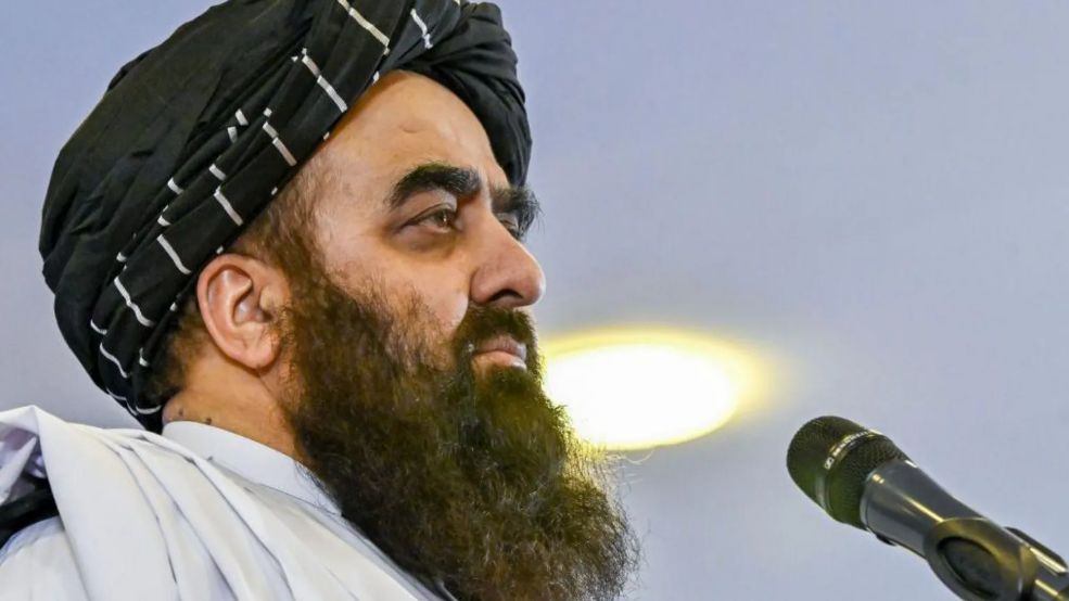 روسيا ترفع علم طالبان في موسكو اعترافاً بحكومة أفغانستان