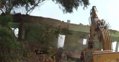 محافظة القاهرة تزيل عقارين بمصر القديمة للخطورة الداهمة