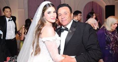 محمد فؤاد يغنى "أنا بين إيديك" لابنته وزوجها فى حفل زفافهما (صور)