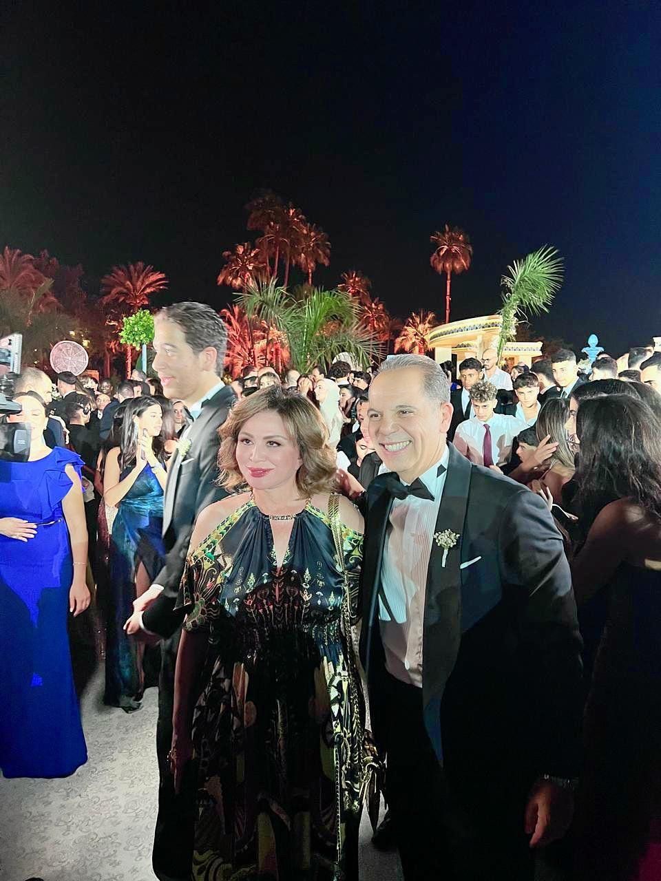 إلهام شاهين برفقة كريم عبد العزيز والكدواني وإيمي من حفل زفاف حفيد الزعيم