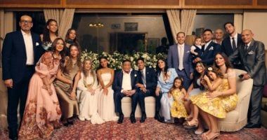 رامى إمام يكشف عن صورة لعادل إمام مع عائلته وأحفاده