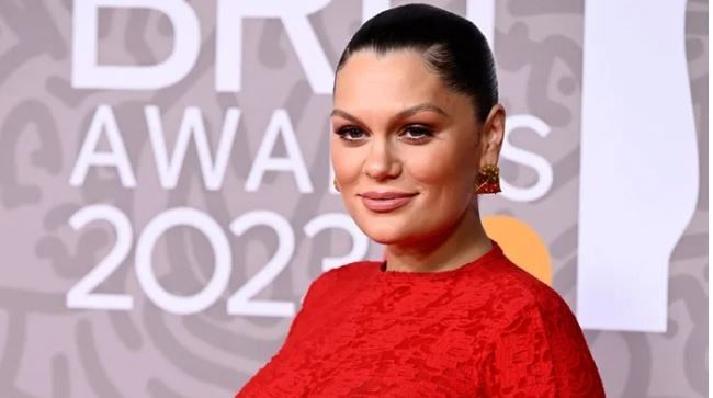 جيسي جي تطمئن جمهورها بعد عملية استئصال الثدي: أشعر ببعض الإرهاق لكني ممتنة