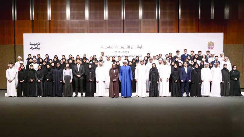 الامارات | عبدالله بن زايد: أوائل الثانوية مصدر فخر واعتزاز لوطنهم ومجتمعهم