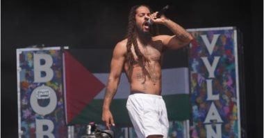 قائد فرقة بوب فيلان يهتف ضد إسرائيل في حفل جديد باليونان.. فيديو