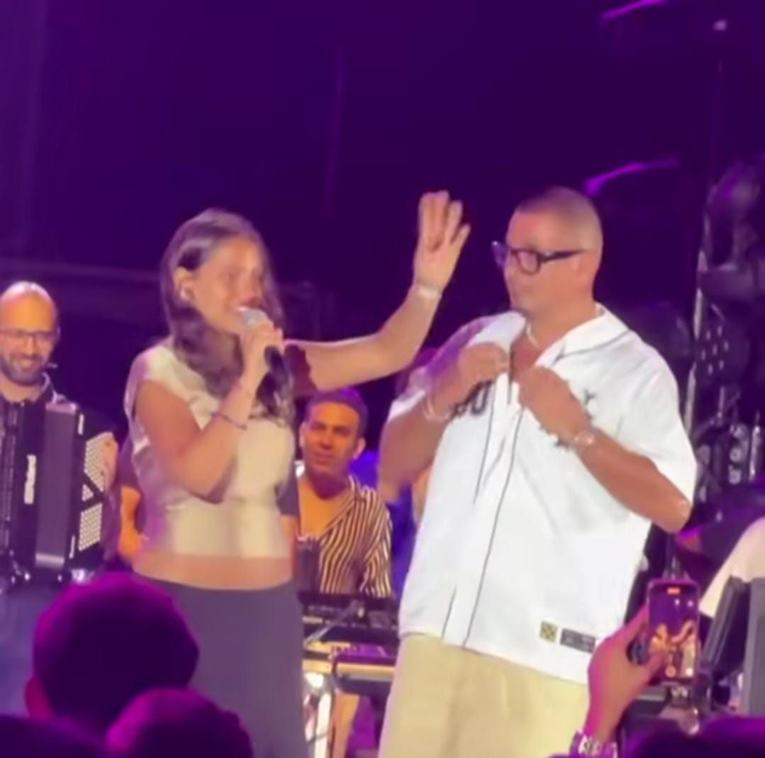 جنا عمرو دياب تشارك والدها الغناء فى حفله بالساحل الشمالى بعد طرح ألبومه ابتدينا