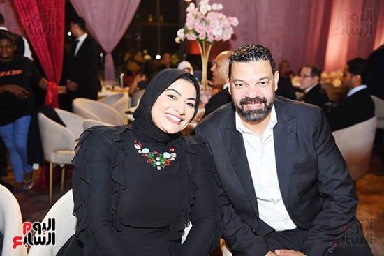 محمد فؤاد يغنى "أنا بين إيديك" لابنته وزوجها فى حفل زفافهما (صور)