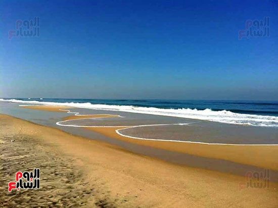 شاطئ العريش ينطق بالجمال ويُلهم العيون ويُحيي الذاكرة.. صور