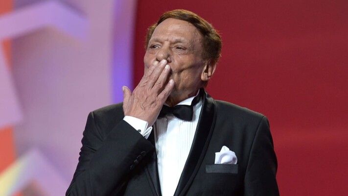 صورة عائلية من حفل زفاف حفيد الزعيم عادل إمام بحضوره!