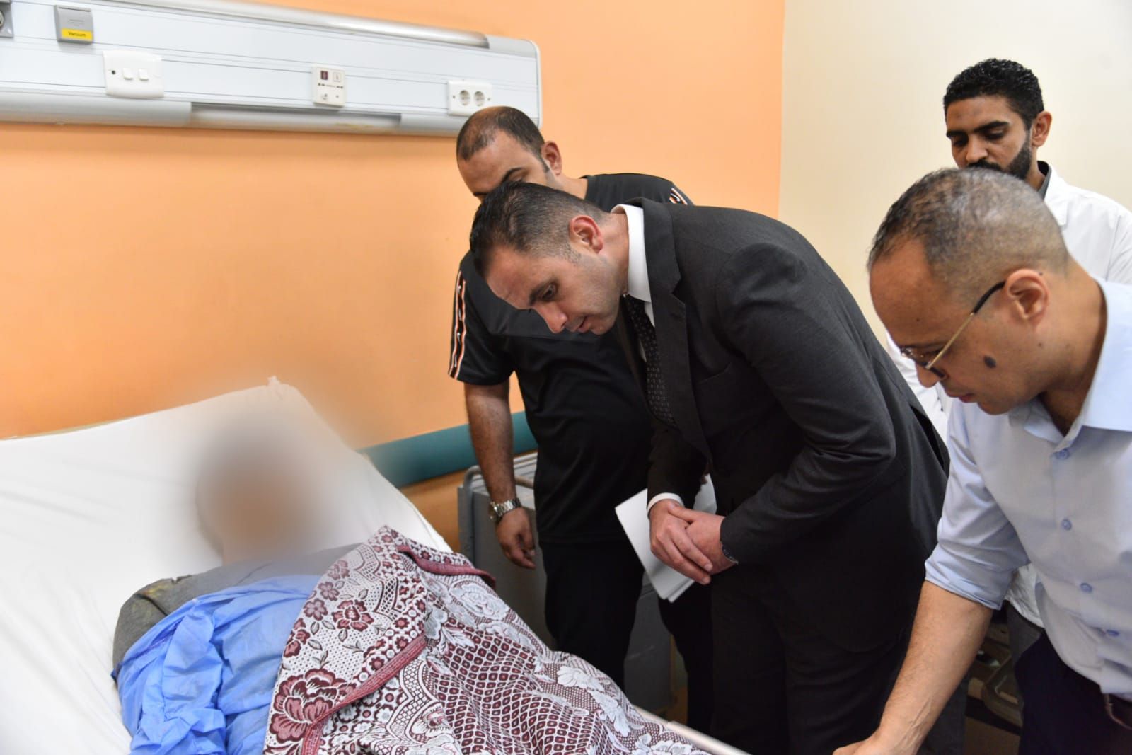 نائب وزير الصحة يتفقد الحالة الصحية لمصابى حادث الدائرى الإقليمى بالمنوفية.. صور