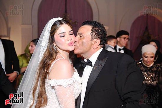 محمد فؤاد يغنى "أنا بين إيديك" لابنته وزوجها فى حفل زفافهما (صور)