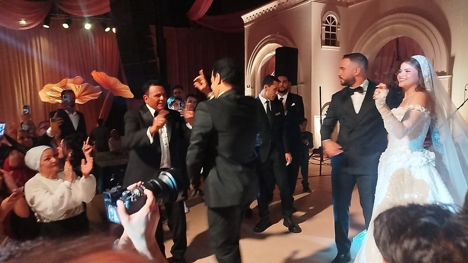إيهاب توفيق يرقص مع محمد لطفى فى حفل زفاف ابنة محمد فؤاد (صور)