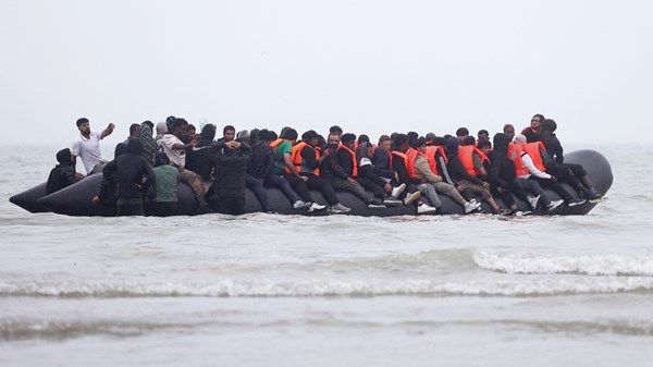 مئات المهاجرين يعبرون القنال الإنجليزي في يوم واحد