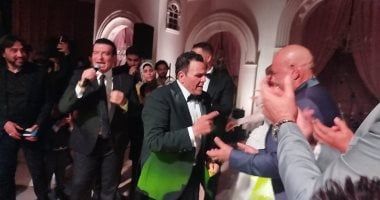 إيهاب توفيق يرقص مع محمد لطفى فى حفل زفاف ابنة محمد فؤاد (صور)
