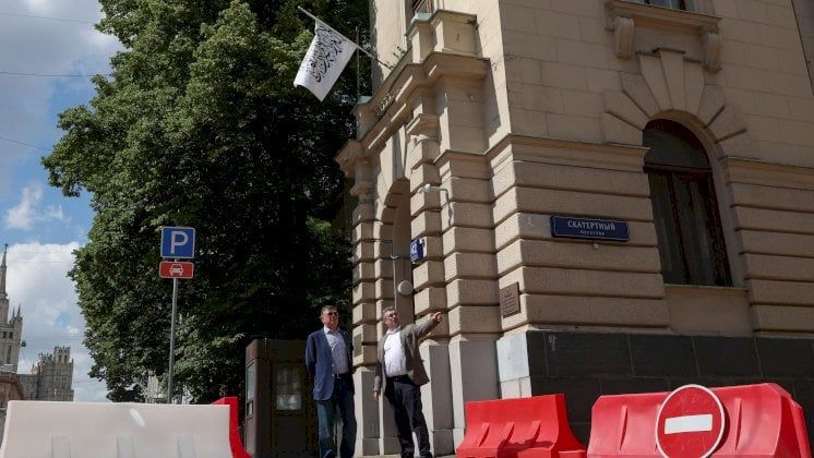 روسيا ترفع علم طالبان في موسكو اعترافاً بحكومة أفغانستان