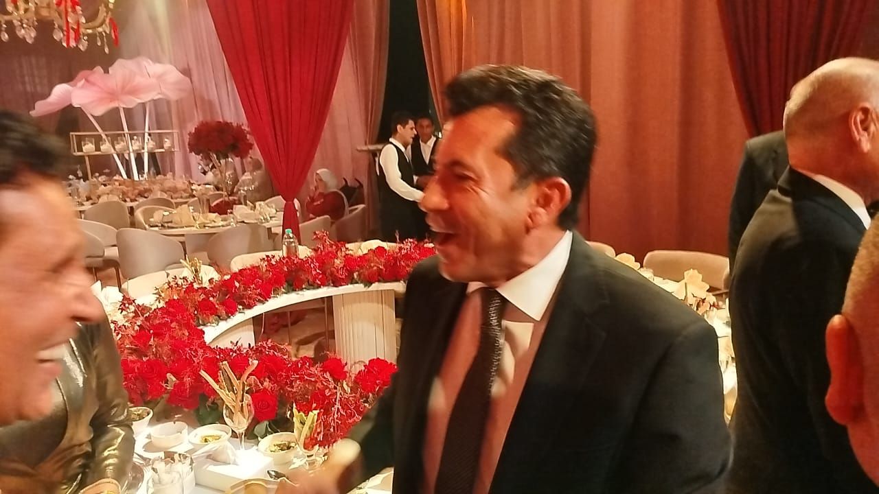 وزير الشباب والرياضة ومحافظ القاهرة يحضران زفاف ابنة محمد فؤاد