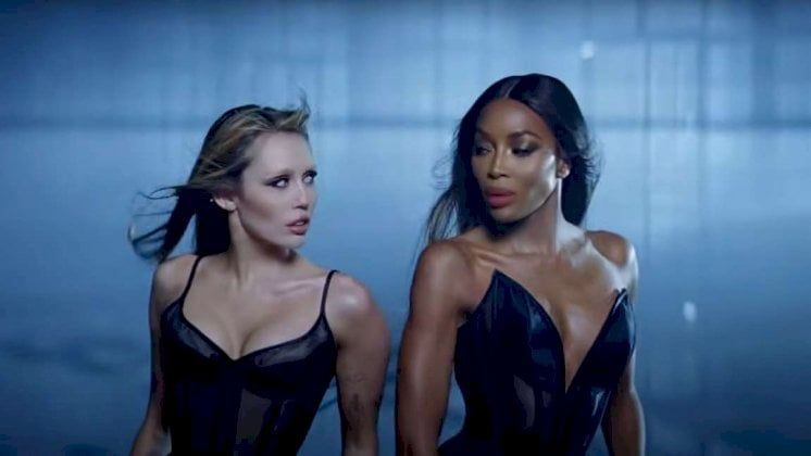 بين الضوء والضباب... مايلي سايرس وناعومي كامبل تلهبان الشاشة في عمل جريء