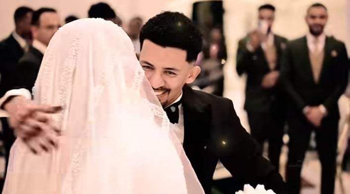 شاهد بالفيديو.. عروس سودانية تشارك الفنان علي الشيخ الغناء في ليلة زفافها وسط صيحات المعازيم