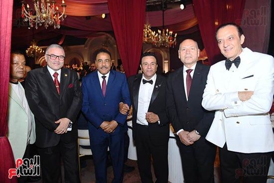 محمد فؤاد يغنى "أنا بين إيديك" لابنته وزوجها فى حفل زفافهما (صور)