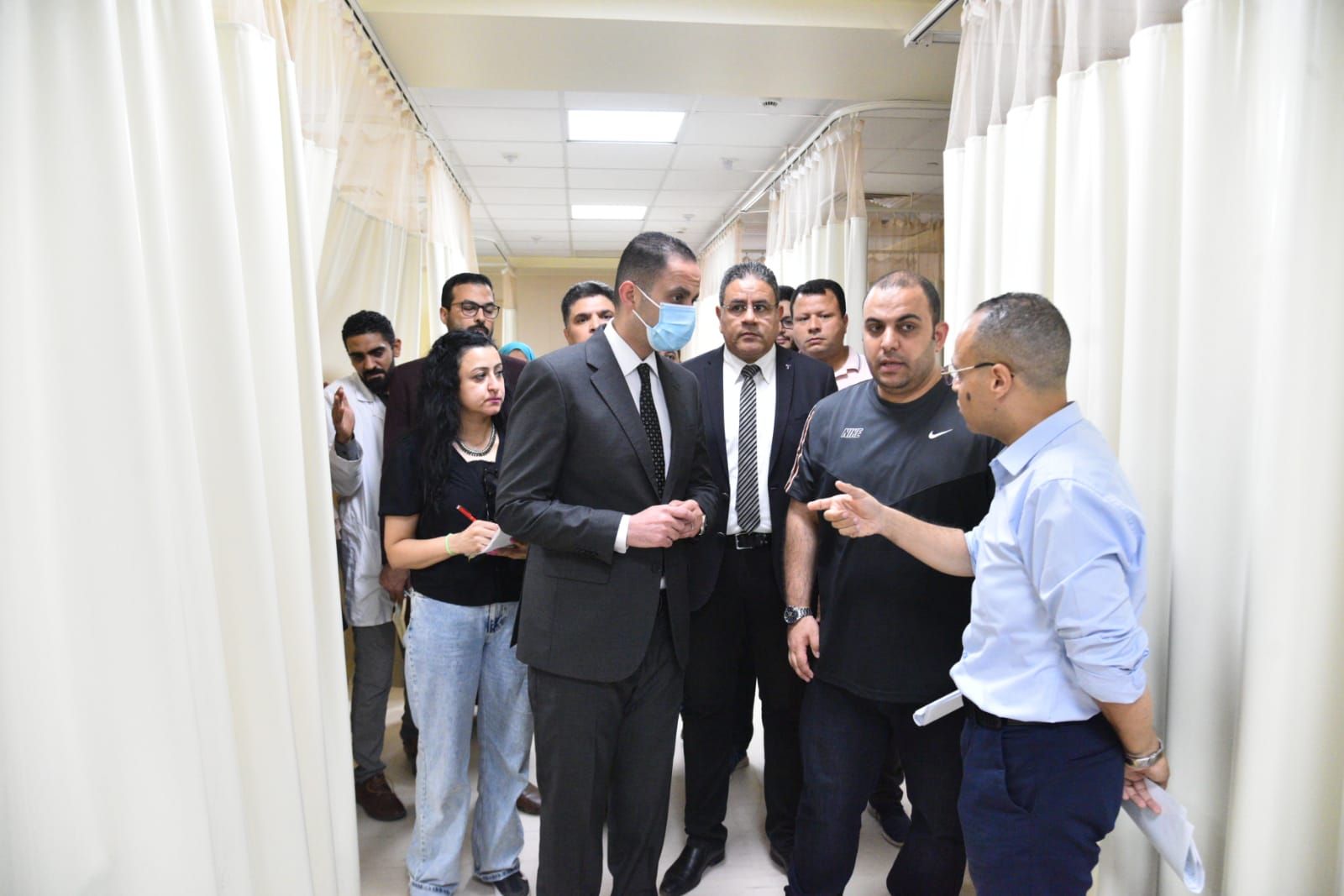 نائب وزير الصحة يتفقد الحالة الصحية لمصابى حادث الدائرى الإقليمى بالمنوفية.. صور