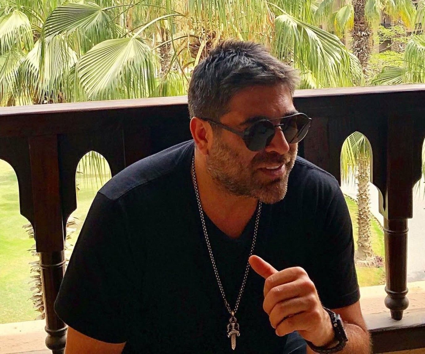 وائل كفوري يثير الجدل بصورة من حفل زفافه ويعلن نشر فيديو الزواج قريبًا.. فما القصة؟!