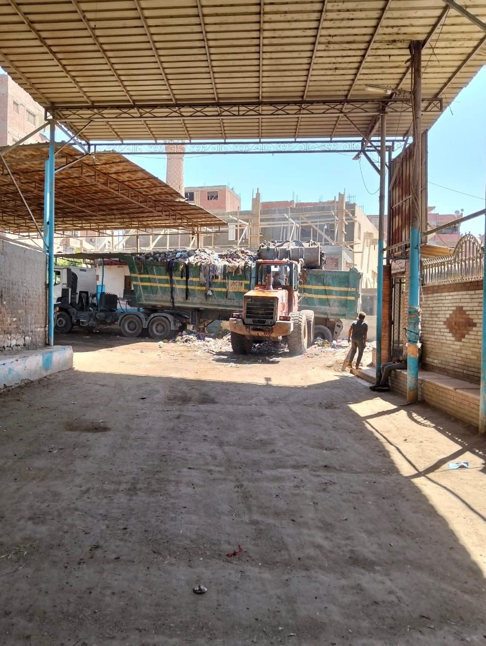 استجابة لما نشره ”الخليج 365”.. رفع تراكمات القمامة من محيط مقابر الحوامدية