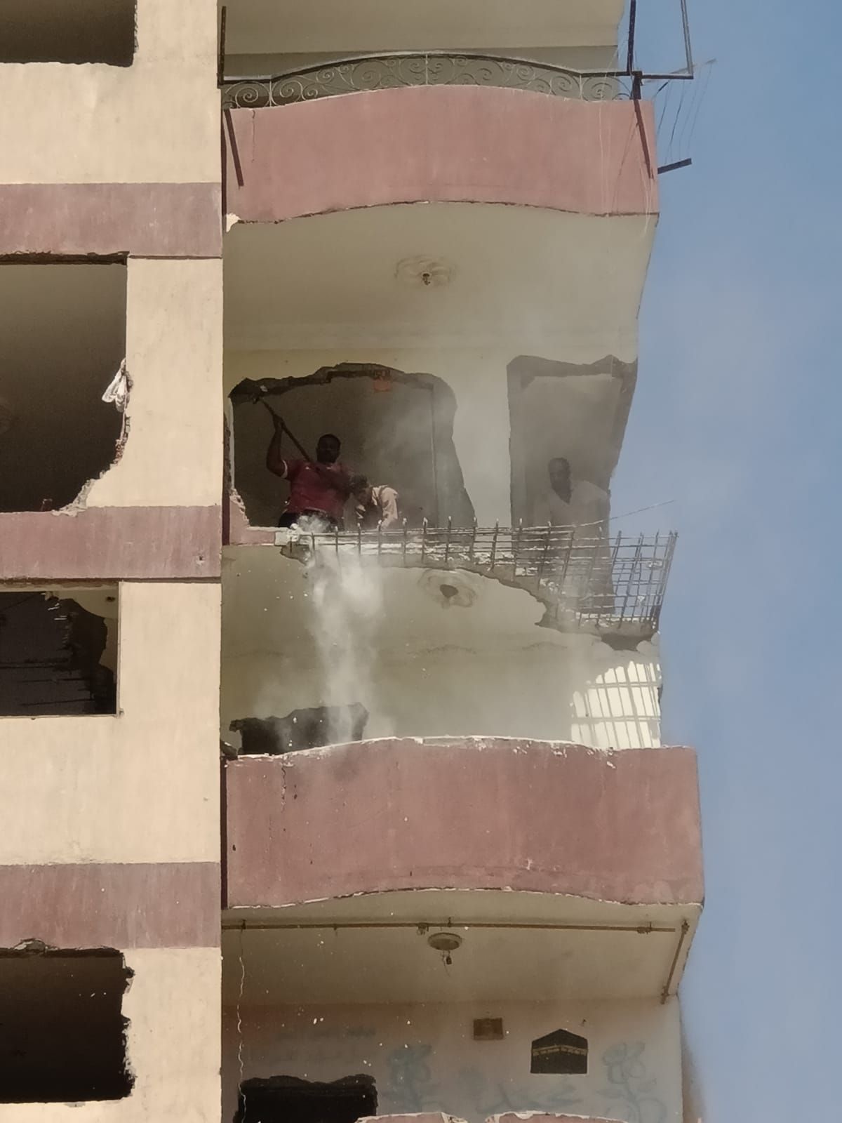 محافظ القاهرة: مستمرون في تنفيذ قرارات إزالة العقارات الآيلة للسقوط.. صور