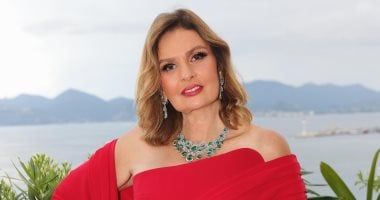 يسرا تعلق على صورة الزعيم عادل إمام بصحبة أسرته: مبروك لحبيبي الكبير وزوجته