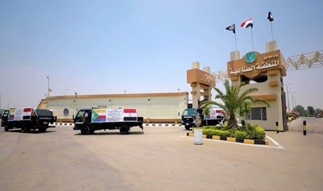 الداخلية توجه عدة شحنات من الزى الشرطى إلى جمهورية القمر.. صور