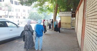 طلاب الثانوية نظام قديم يتوافدون على لجان امتحانات الجيولوجيا والجبر وعلم النفس