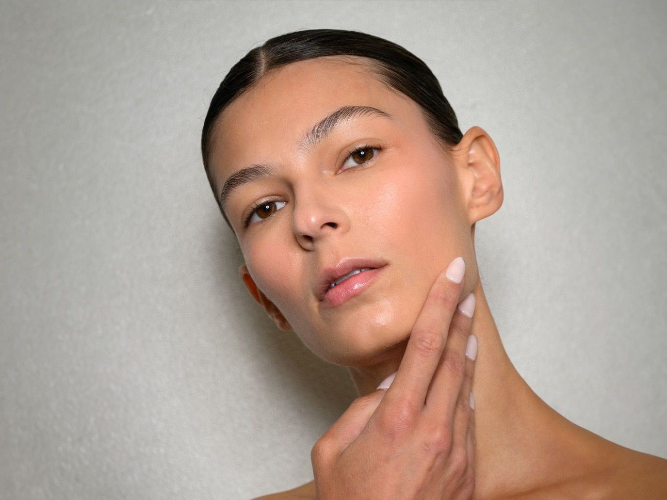 روتين العناية بالبشرة الدهنية في الصيف.. دليلك المتكامل يبدأ من التنظيف