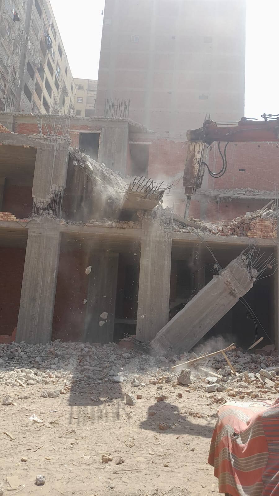 محافظة القاهرة تزيل عقارا مخالفا بدار السلام.. صور