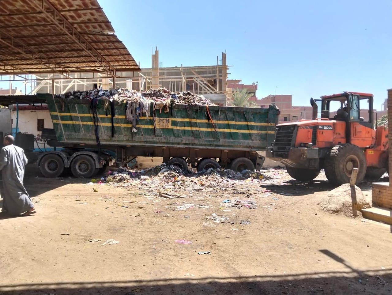 استجابة لما نشره ”الخليج 365”.. رفع تراكمات القمامة من محيط مقابر الحوامدية