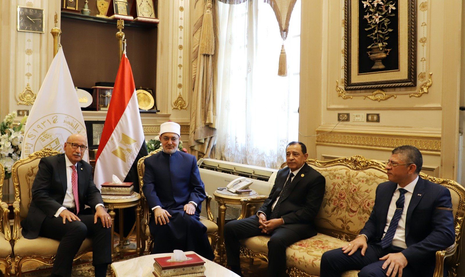 مفتى الجمهورية يقدم التهنئة لرئيس مجلس القضاء الأعلى لتوليه مهام منصبه الجديد