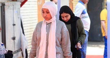 طلاب الثانوية نظام جديد يصطفون أمام المدارس لأداء امتحان الرياضيات البحتة