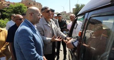 محافظ الجيزة يضبط سائقًا يسير عكس الاتجاه خلال جولة له بطريق بهرمس