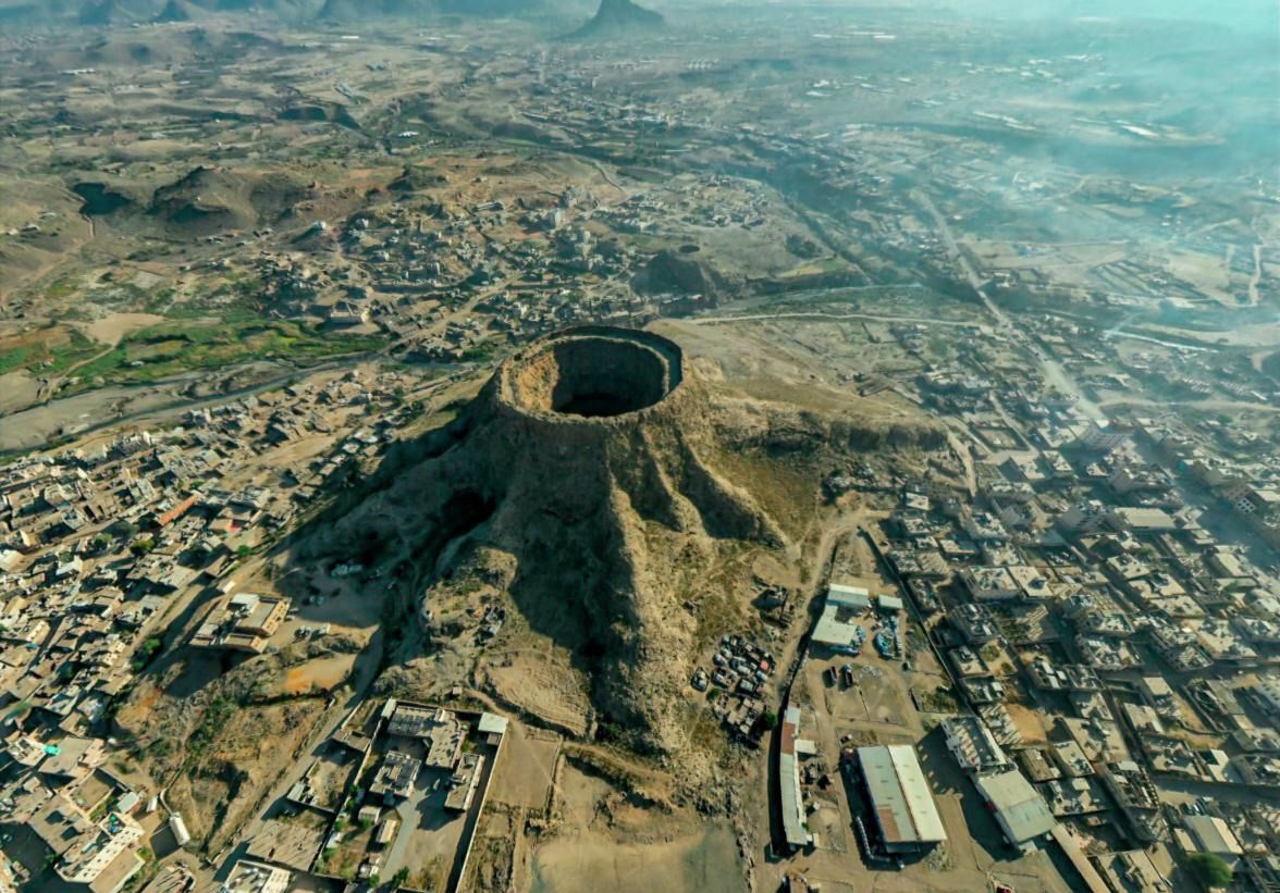 الضالع.. مليشيا الحوثي تجري استحداثات في معلم "حرضة دمت" السياحي