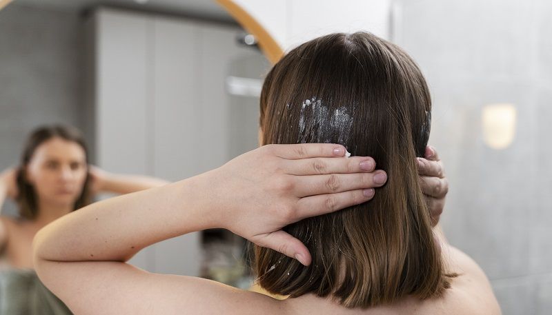 ماسك بذور الكتان للشعر: الحل الطبيعي لتغذية عميقة ولمعان فوري